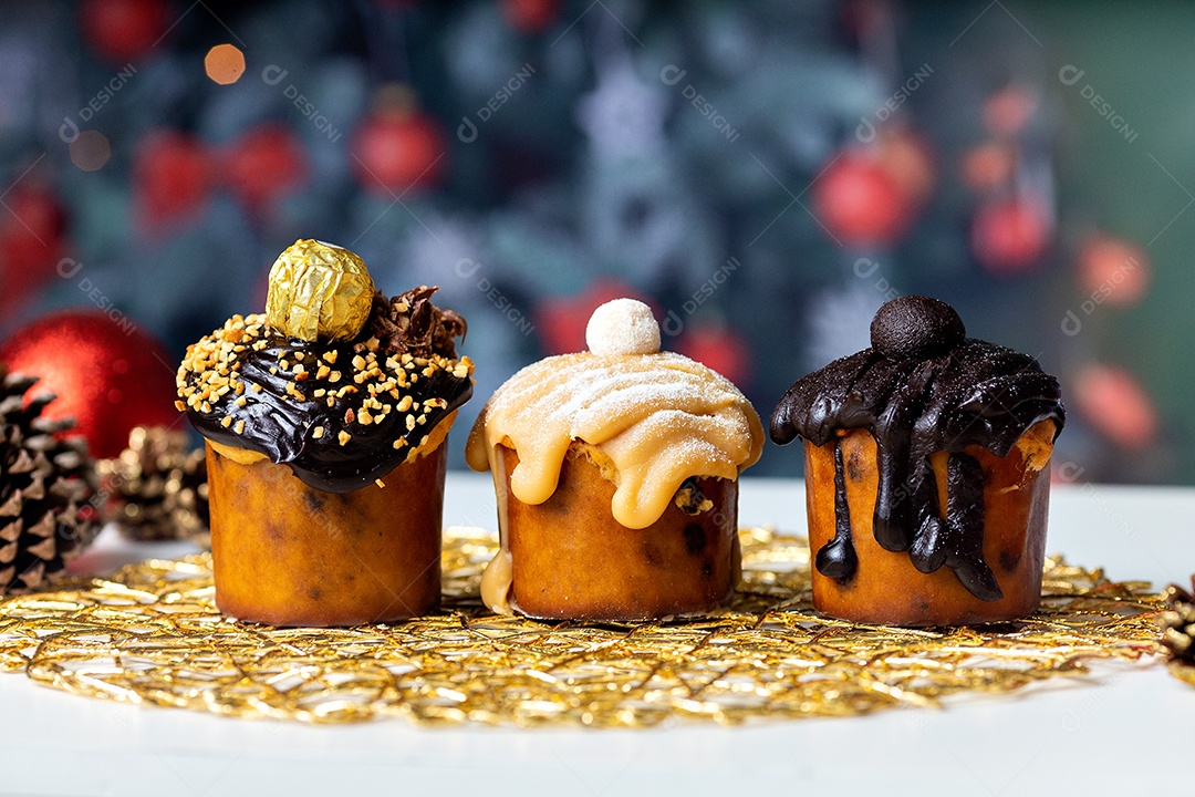 Panetone de Chocolate na Mesa de Madeira Com Enfeites de Natal