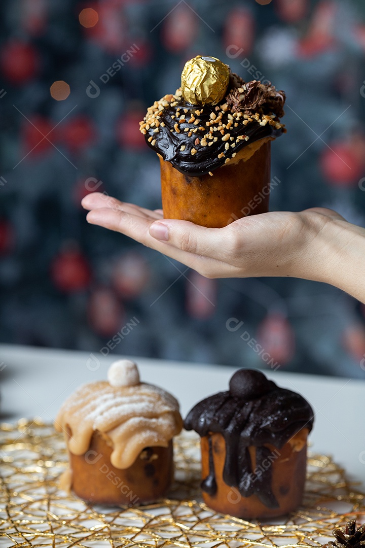 Panetone de Chocolate na Mesa de Madeira Com Enfeites de Natal