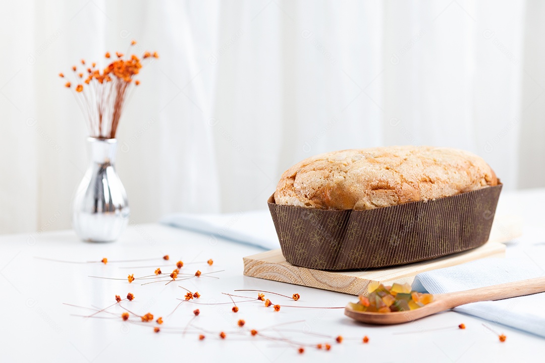 Panetone de Chocolate na Mesa de Madeira Com Enfeites de Natal