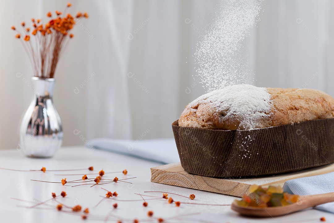 Panetone de Chocolate na Mesa de Madeira Com Enfeites de Natal