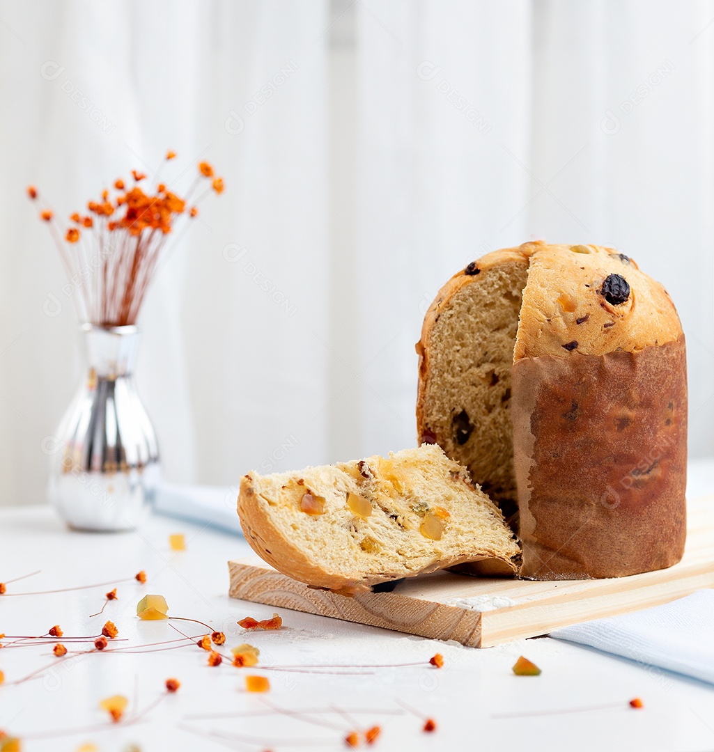 Panetone de Chocolate na Mesa de Madeira Com Enfeites de Natal