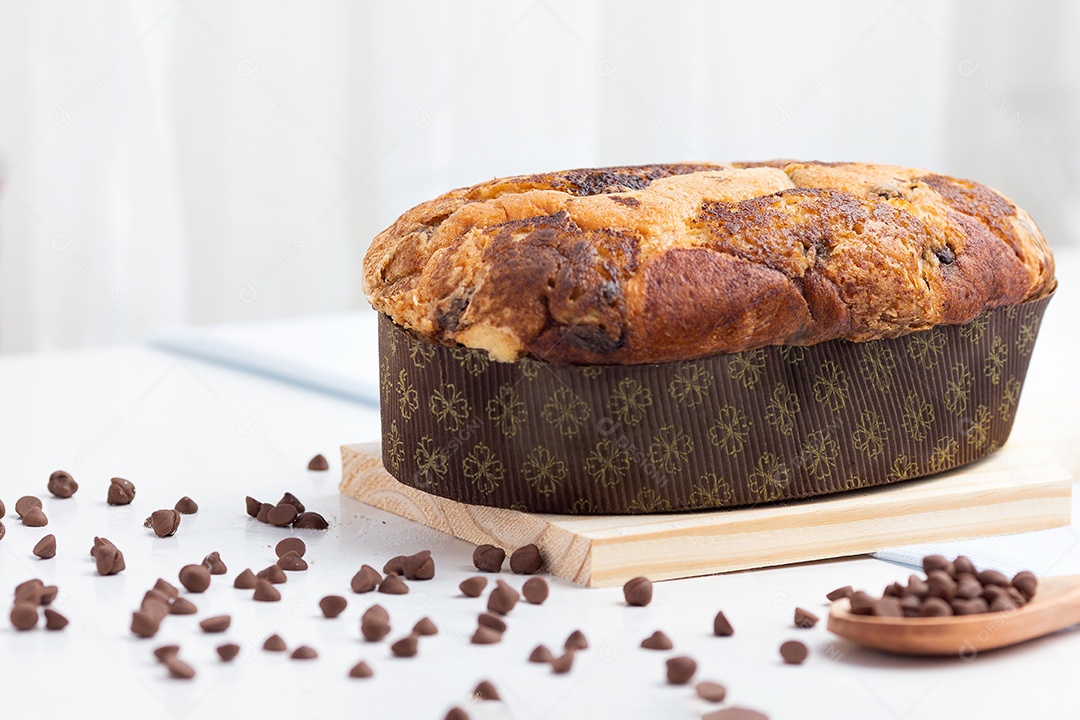 Panetone de Chocolate na Mesa de Madeira Com Enfeites de Natal