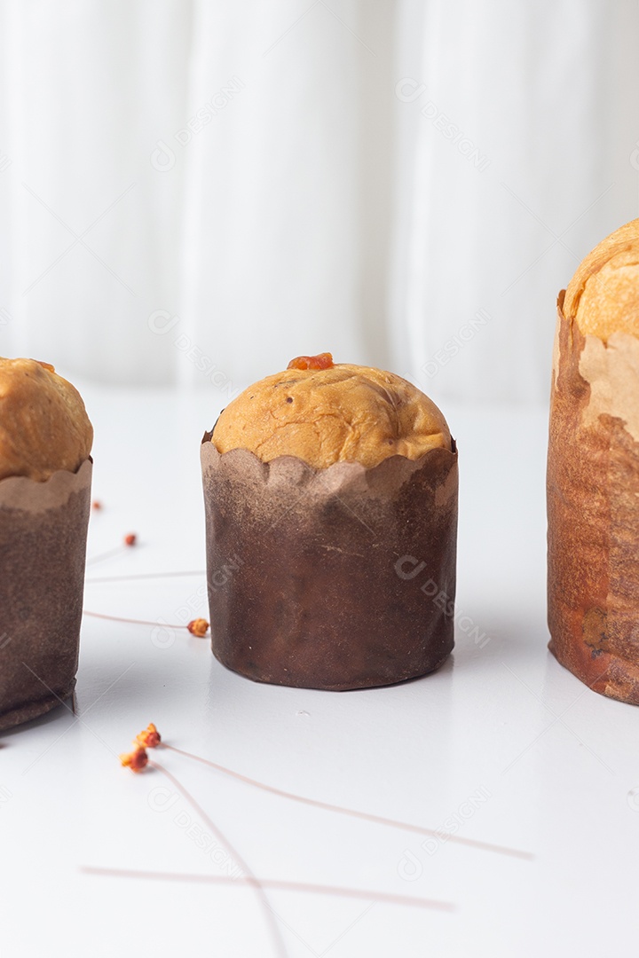 Panetone de Chocolate na Mesa de Madeira Com Enfeites de Natal