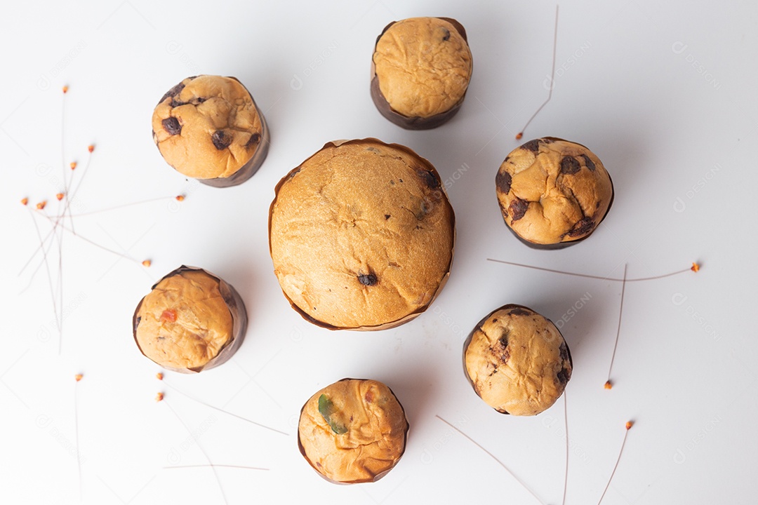 Panetone de Chocolate na Mesa de Madeira Com Enfeites de Natal
