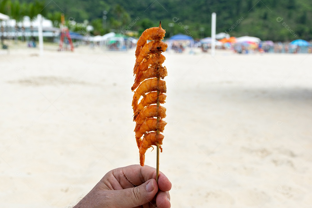 Camarão assado, petisco típico das praias brasileiras.