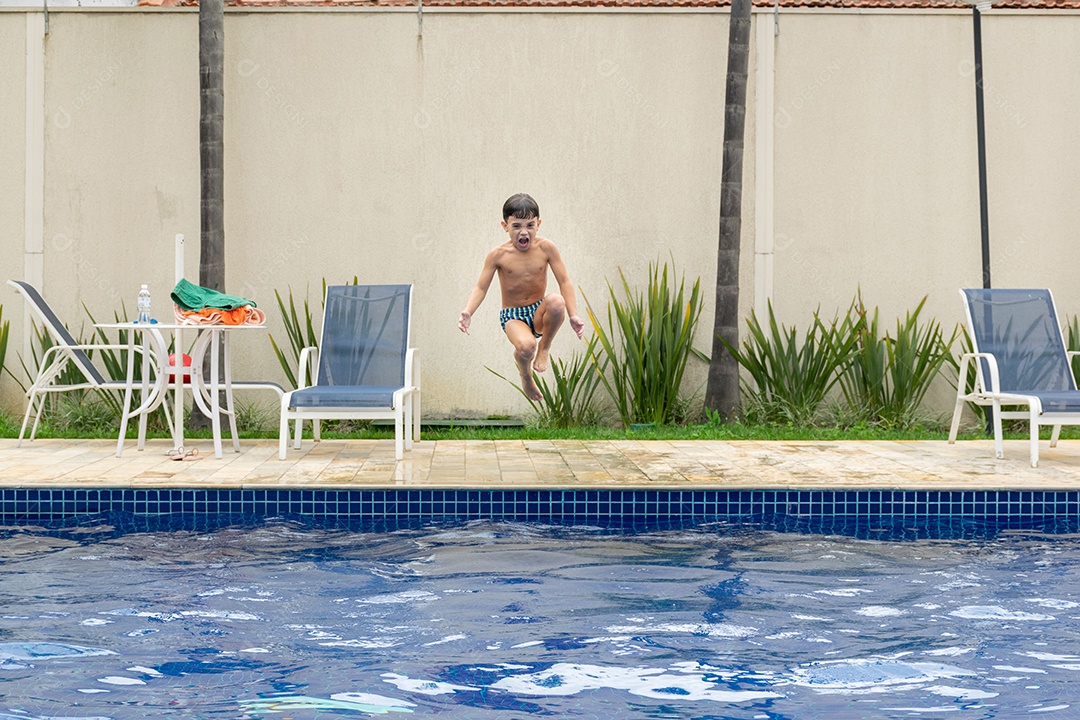 Mulher e filho em sessão de fotos correndo e pulando na piscina.