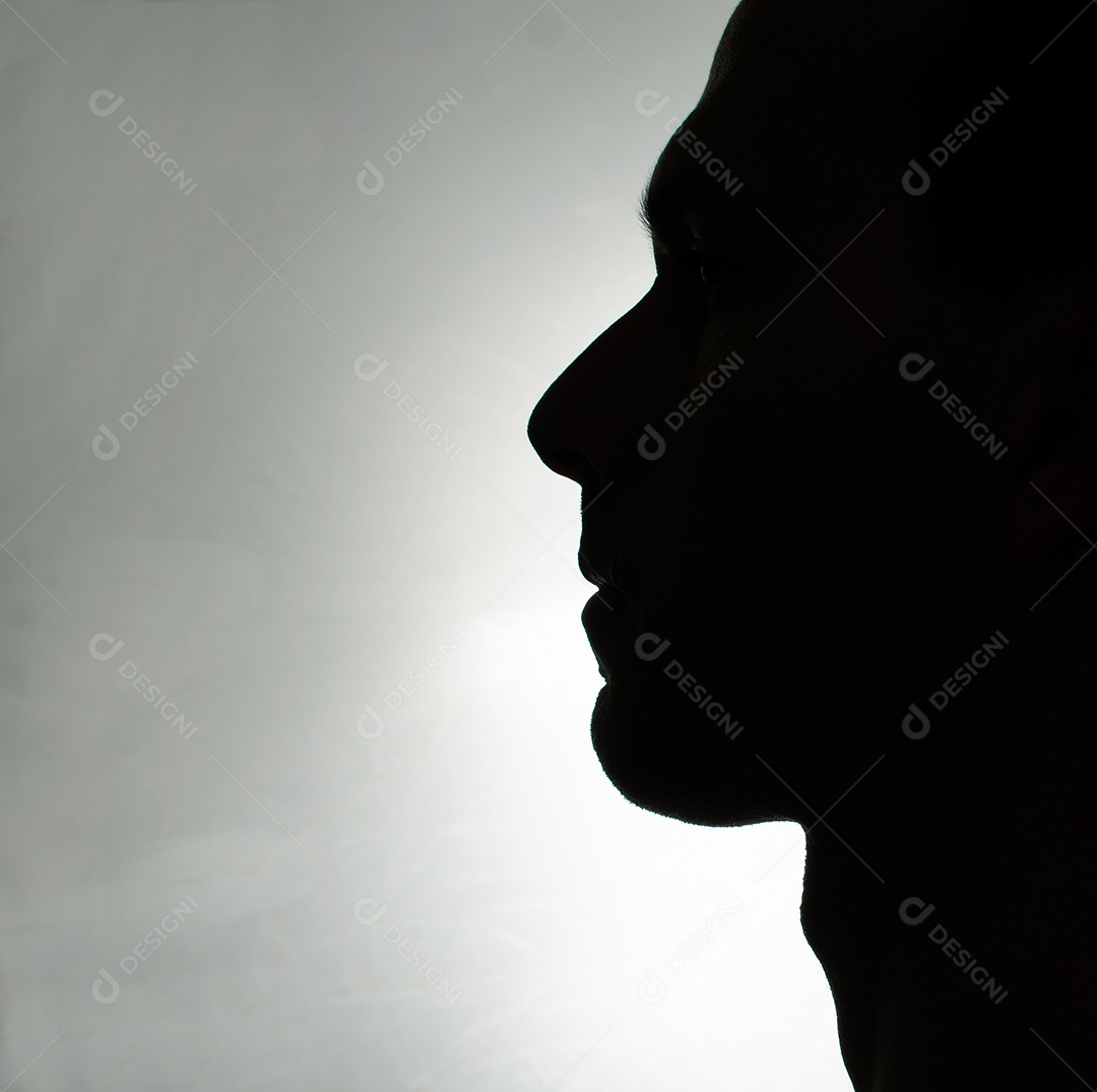 Silhueta do rosto do homem de 44 anos com a boca aberta.