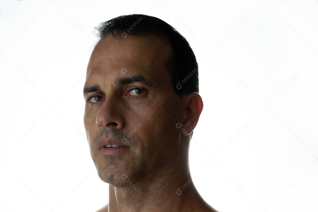 Homem maduro em sessão de fotos com um softbox na luz de fundo.