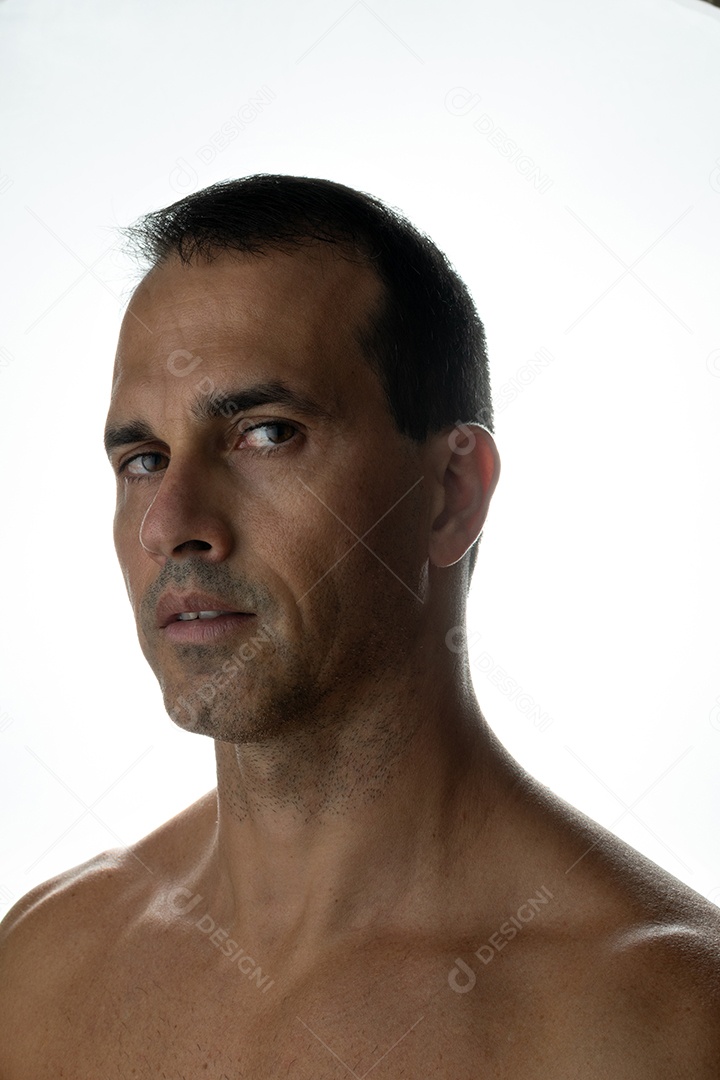 Homem maduro em sessão de fotos com um softbox na luz de fundo.