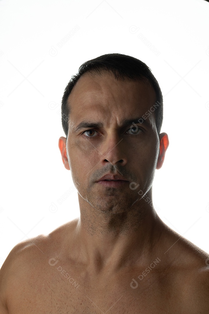 Homem maduro em sessão de fotos com um softbox na luz de fundo.