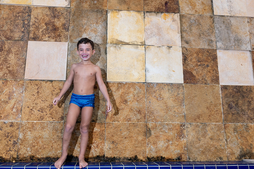 Menino jovem garoto criança brincando sobre beira piscina