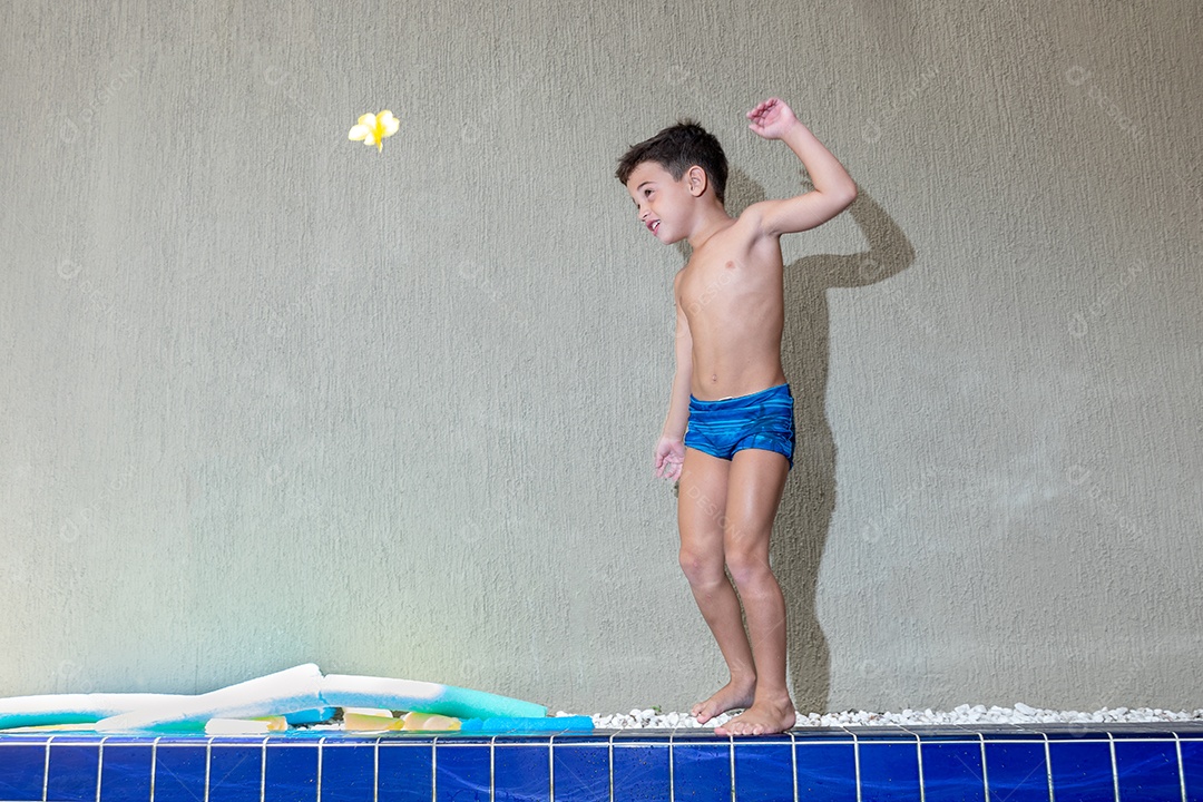 Menino jovem garoto criança brincando sobre beira piscina
