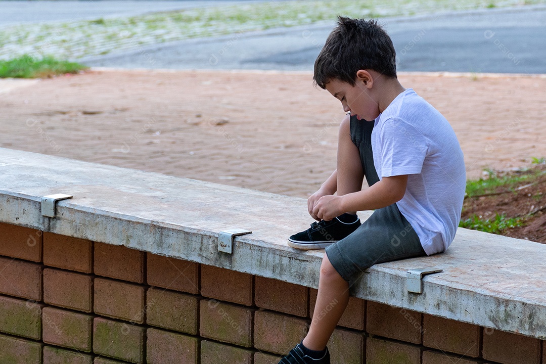 Menino jovem garoto criança brincando sobre parque