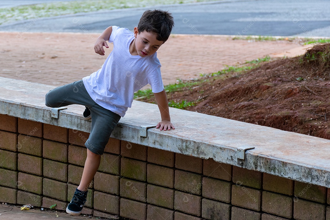 Menino jovem garoto criança brincando sobre parque
