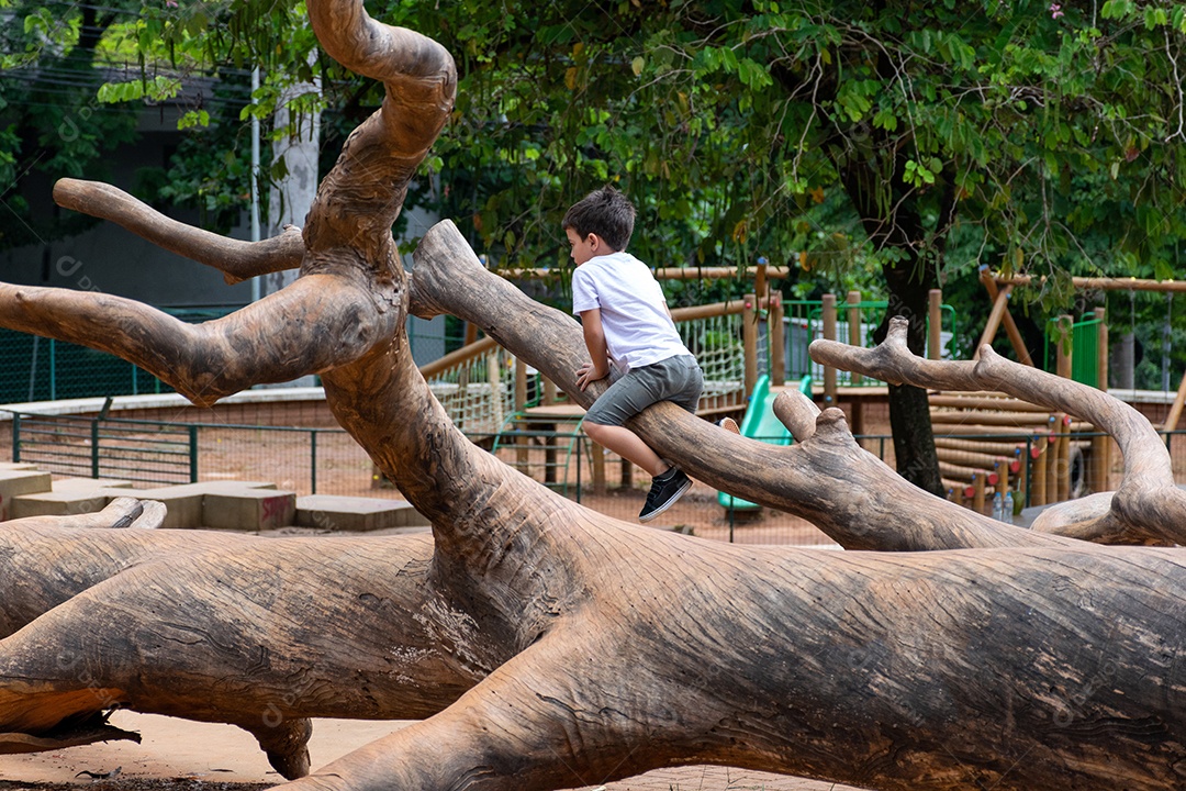 Menino jovem garoto criança brincando sobre parque