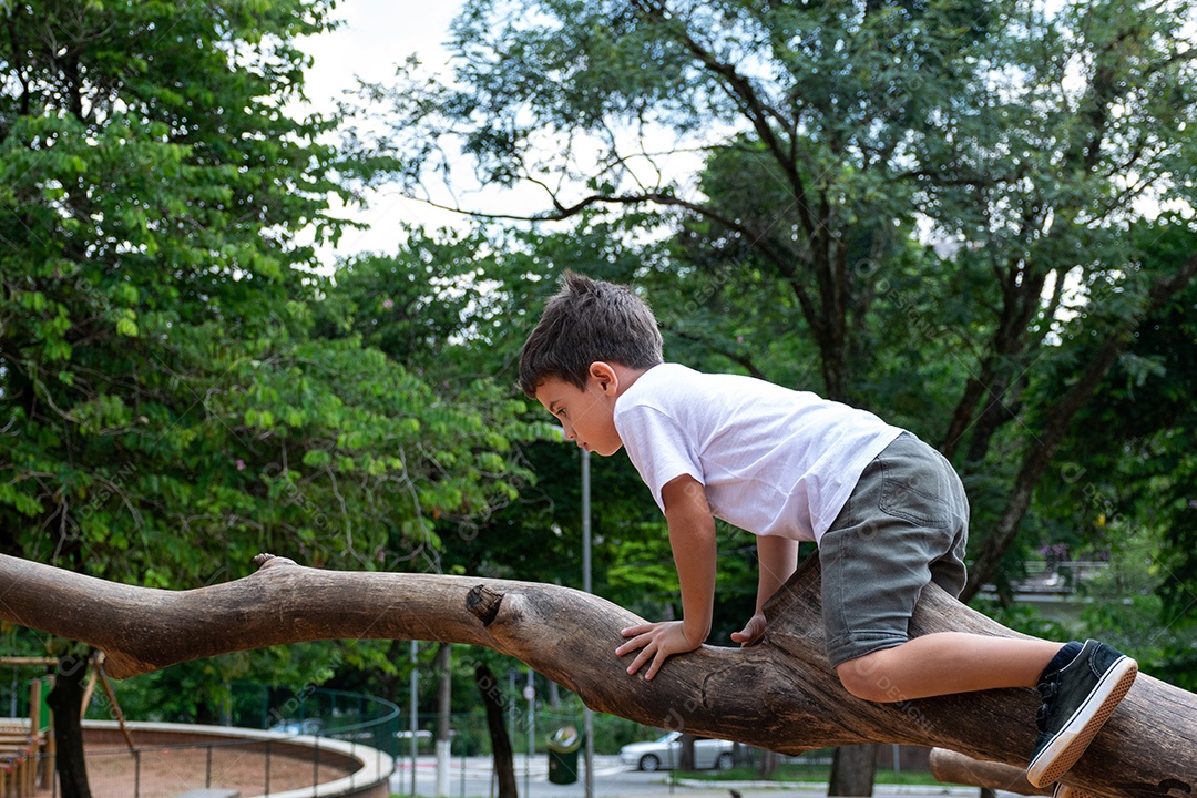 Menino jovem garoto criança brincando sobre parque