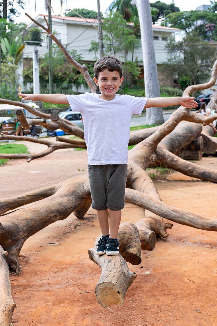 Menino jovem garoto criança brincando sobre parque