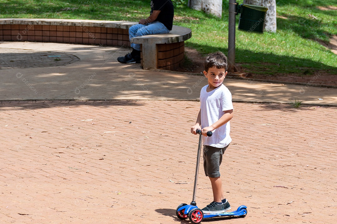 Menino jovem garoto criança brincando sobre parque