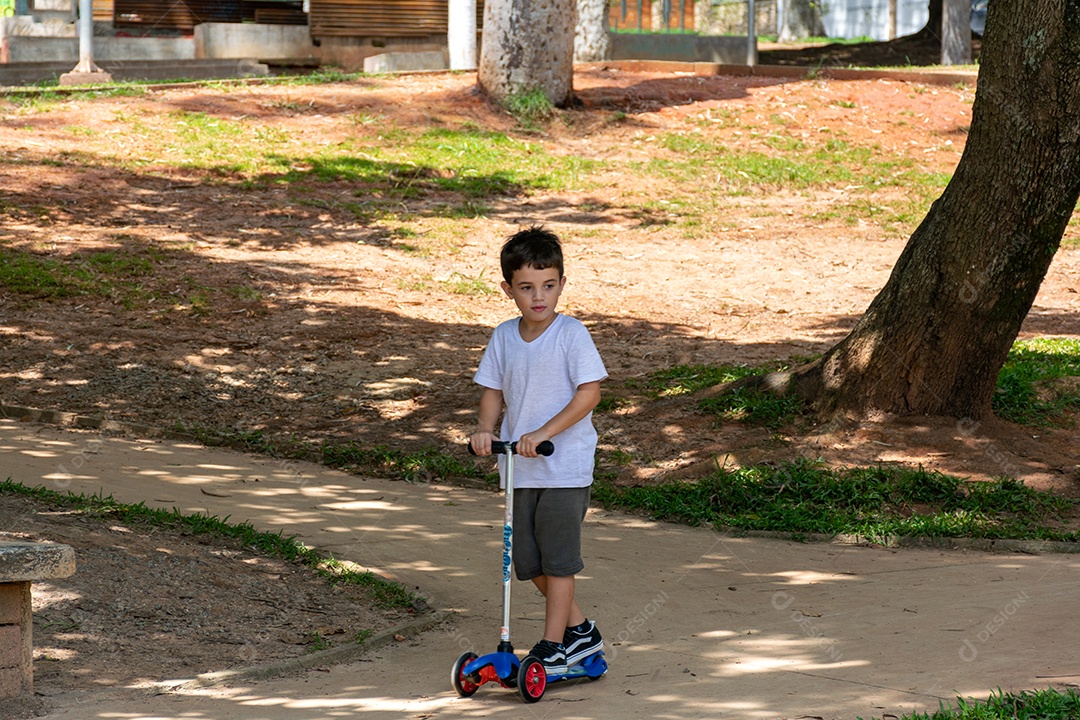 Menino jovem garoto criança brincando sobre parque