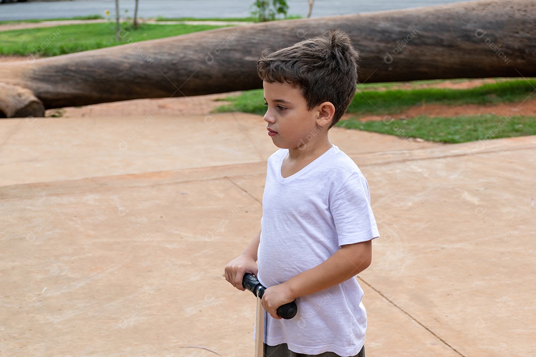 Menino jovem garoto criança brincando sobre parque