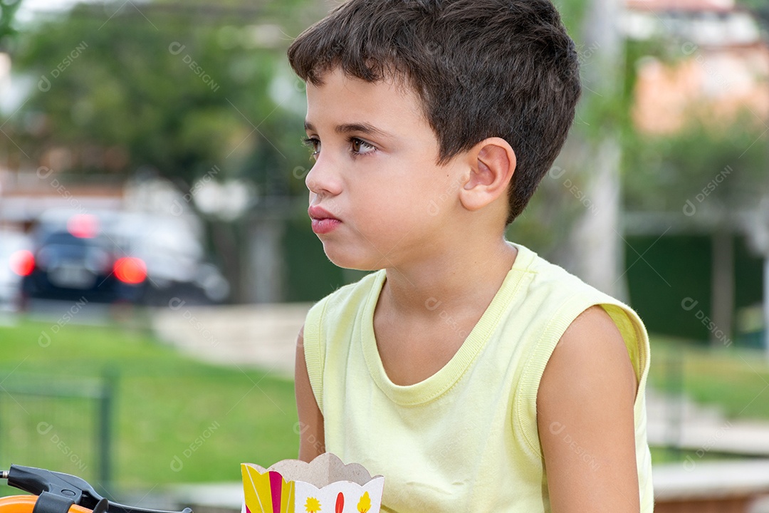 Menino jovem garoto criança brincando sobre parque