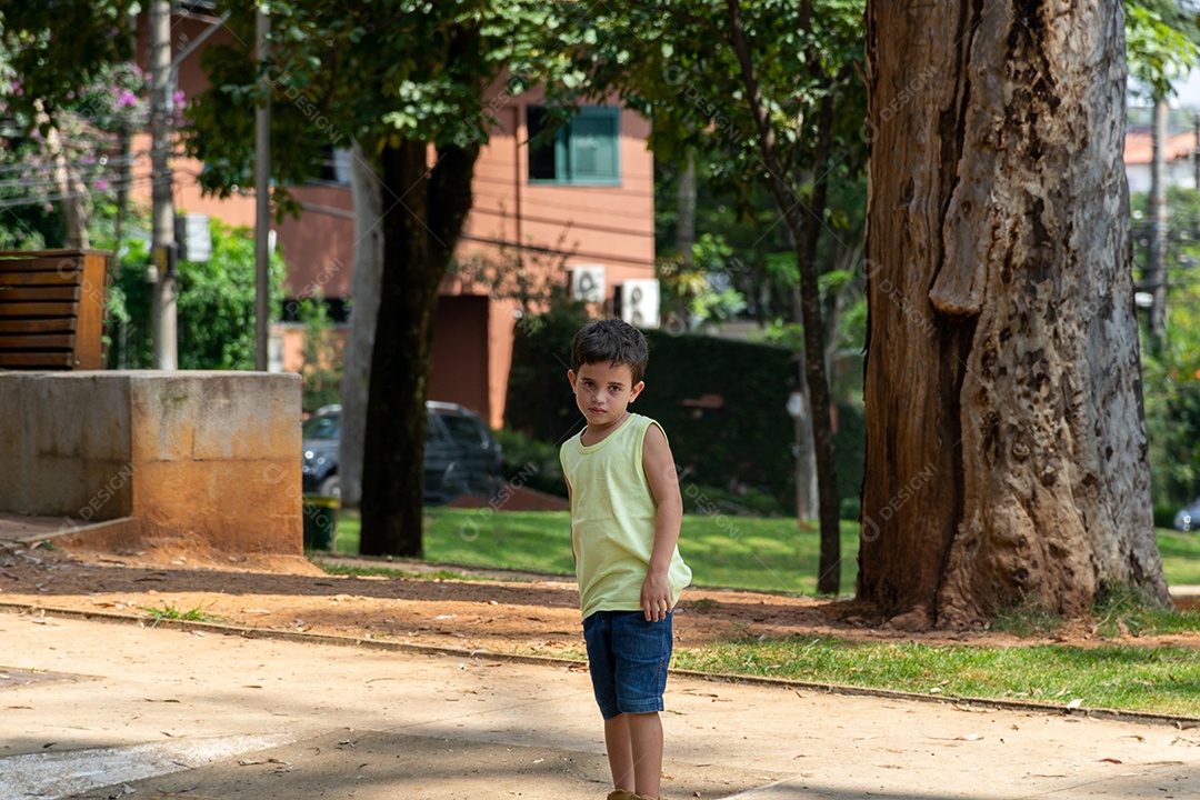 Menino jovem garoto criança brincando sobre parque