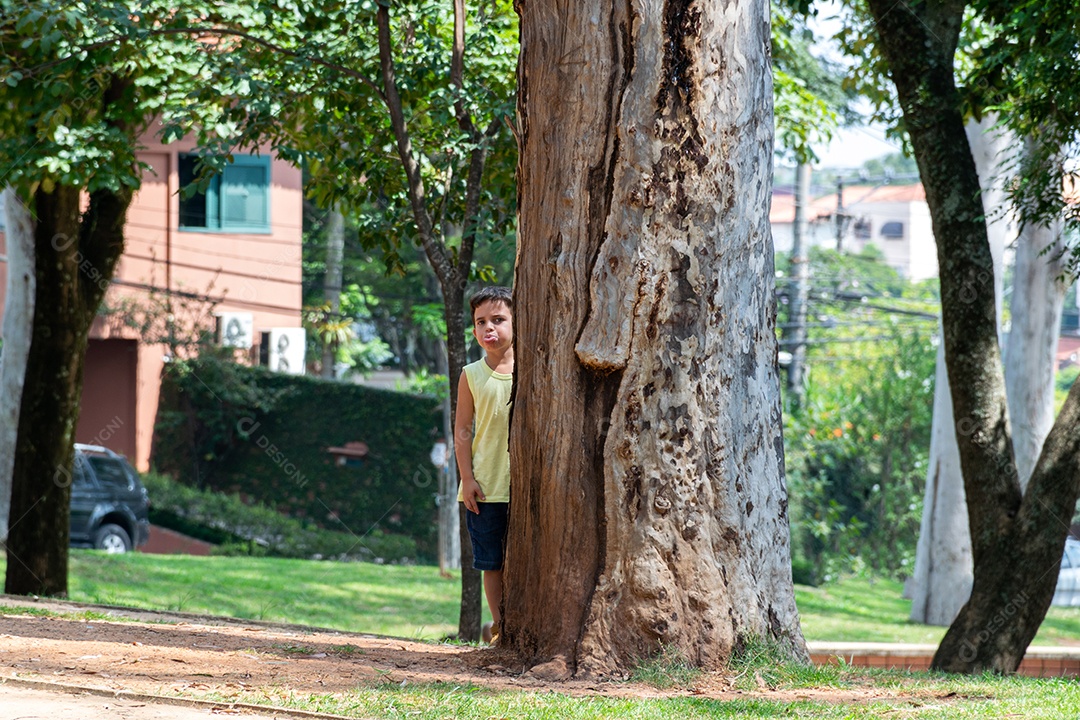Menino jovem garoto criança brincando sobre parque