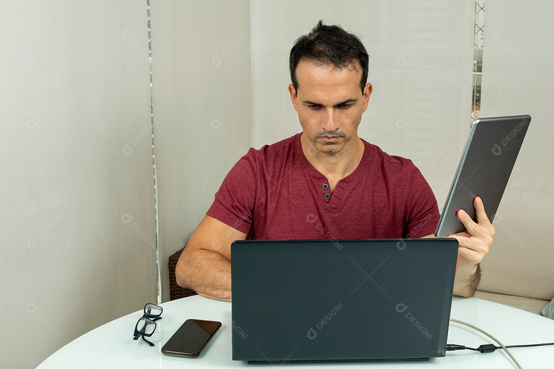 Homem em isolamento social, quarentena, fazendo home escritório .