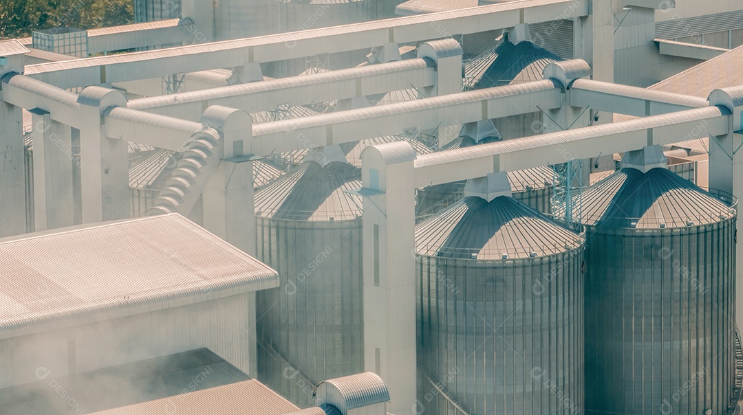 Fábrica de ração animal. Silo agrícola na fábrica de ração.