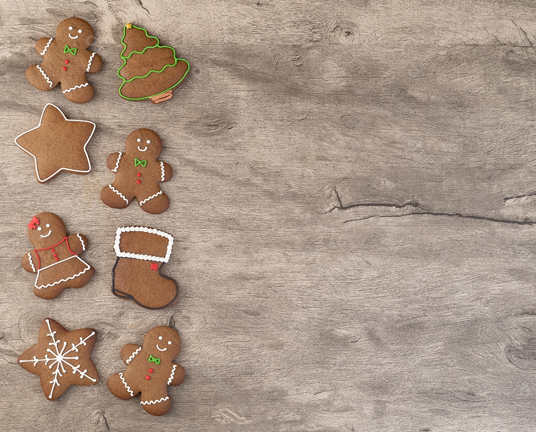 Biscoitos de gengibre de natal tradicionais sobre uma mesa de madeira.