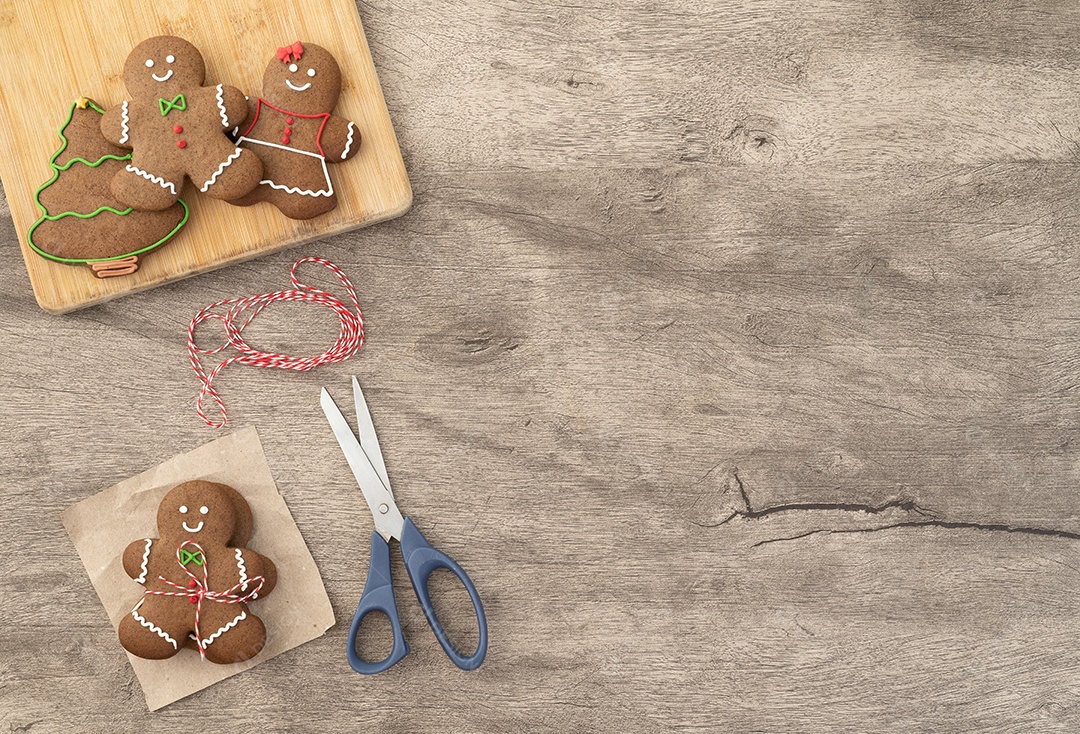 Biscoitos de gengibre de natal tradicionais sobre uma mesa de madeira.