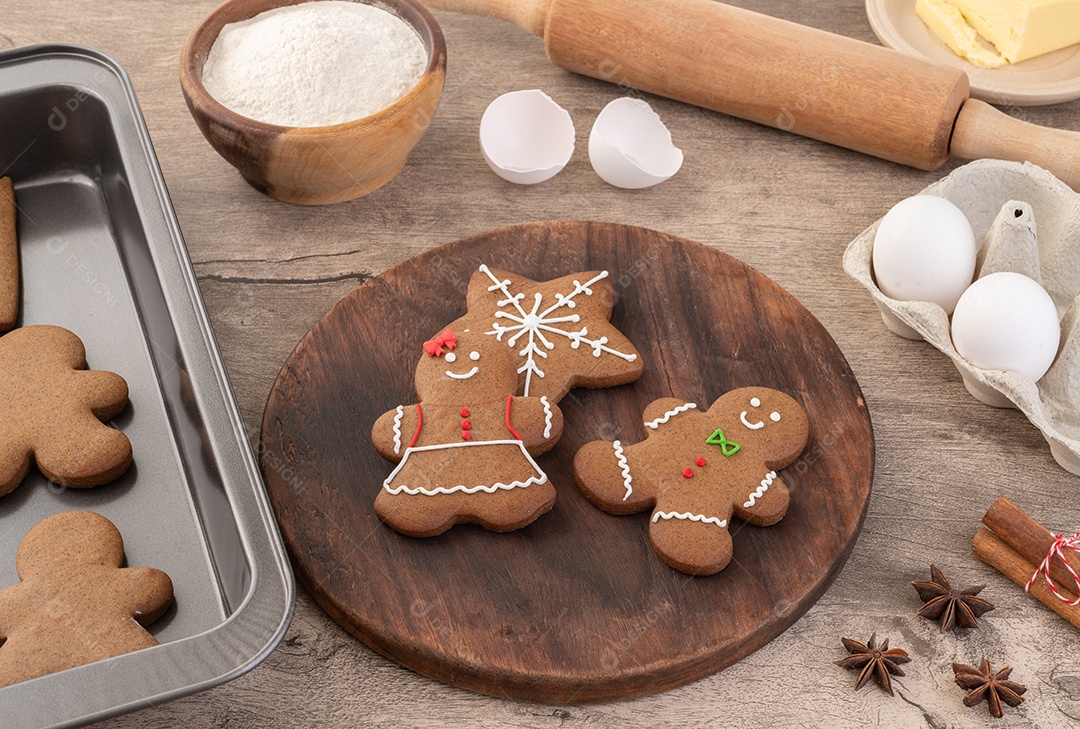 Biscoitos de gengibre de natal tradicionais sobre uma mesa de madeira.