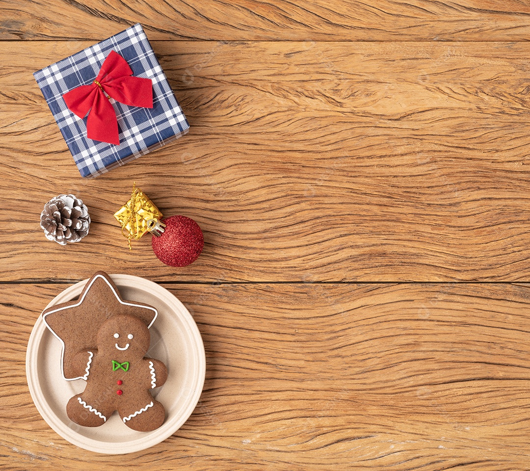 Biscoitos de gengibre de natal tradicionais sobre uma mesa de madeira.