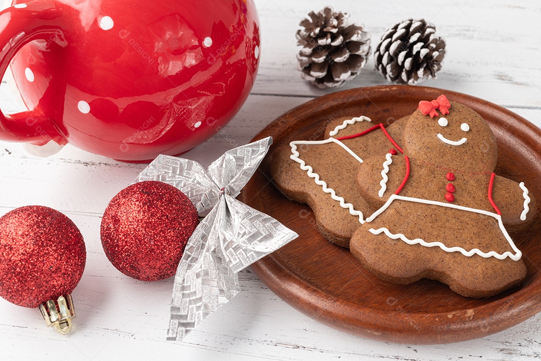 Biscoitos de gengibre de natal tradicionais sobre uma mesa de madeira.