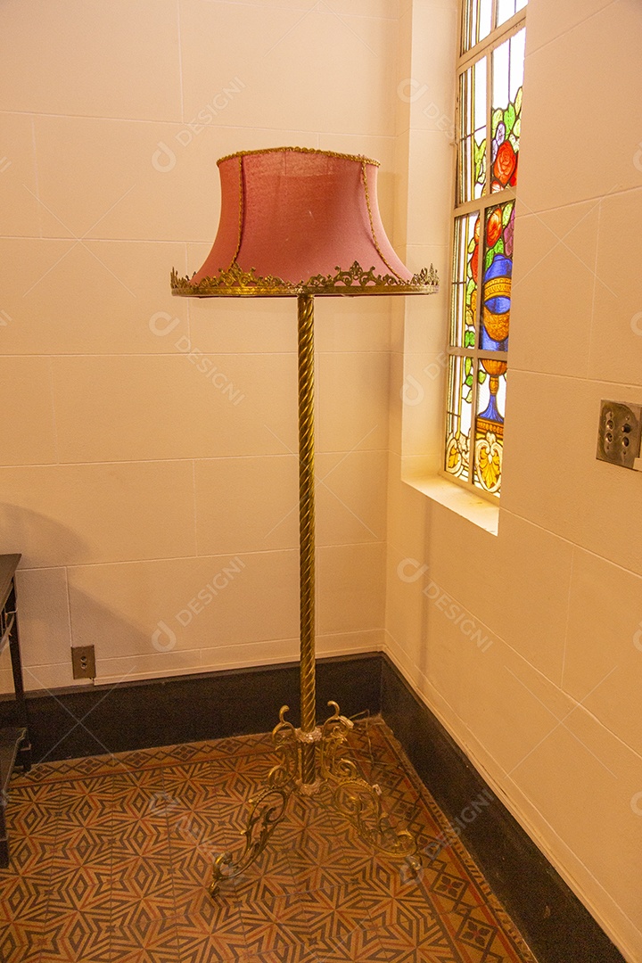 Abajur sobre uma canto da casa