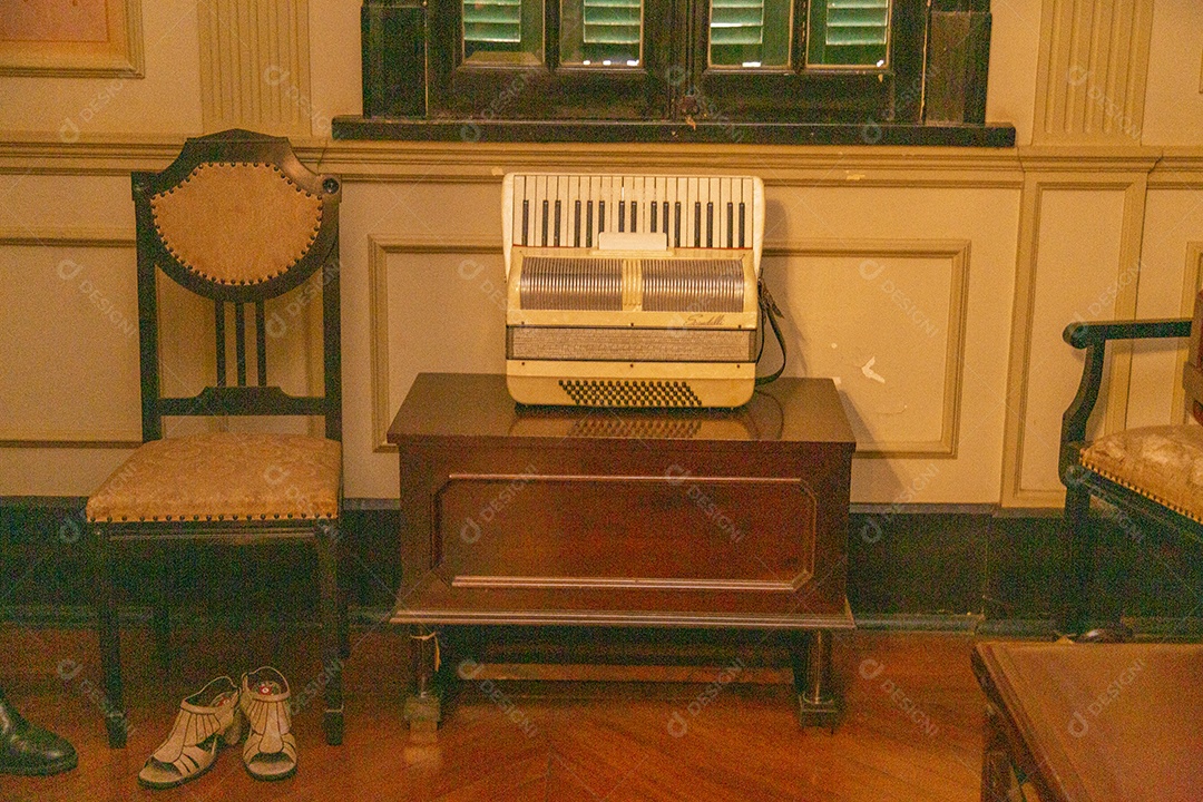 Casa com objetos antigos marcos histórico