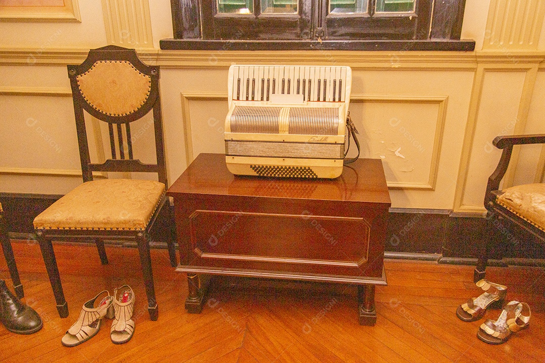 Casa com objetos antigos marcos histórico