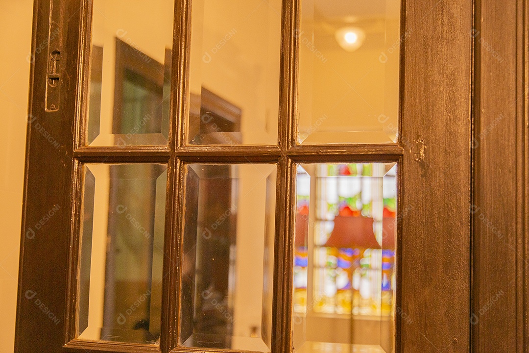 Casa com objetos antigos marcos histórico