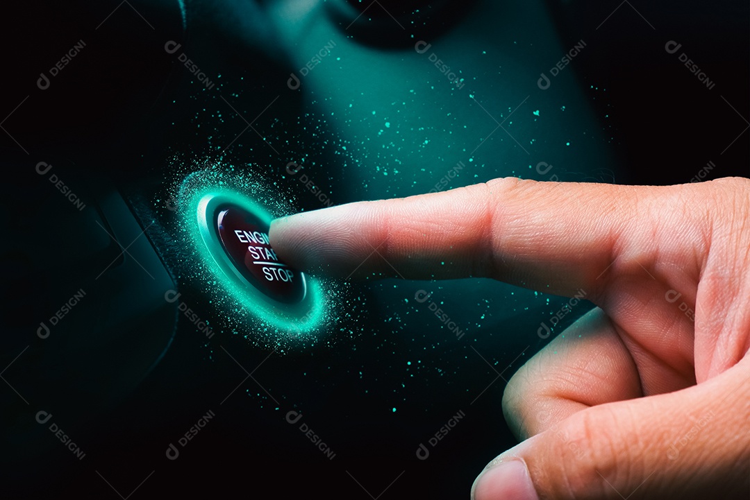 A palma da mão do motorista enquanto pressiona a parada de partida do motor do carro elétrico