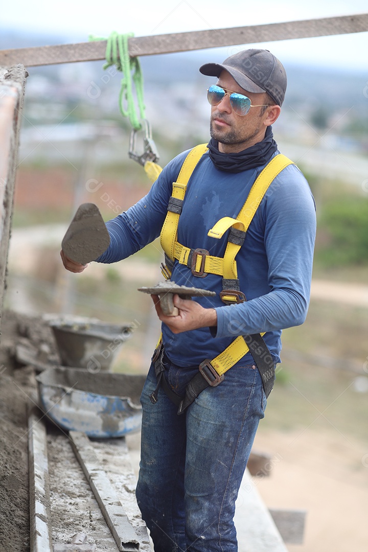 Homem trabalhador construindo paredes de construção