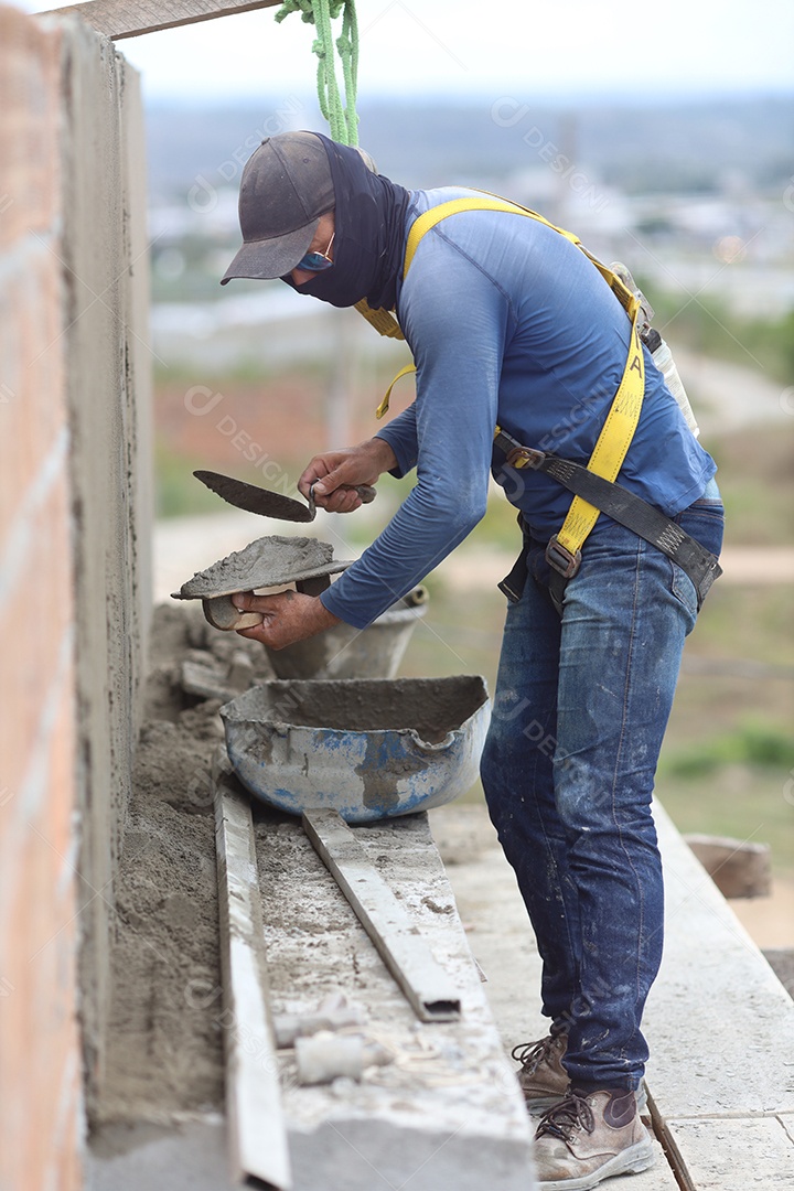 Homem trabalhador construindo paredes de construção