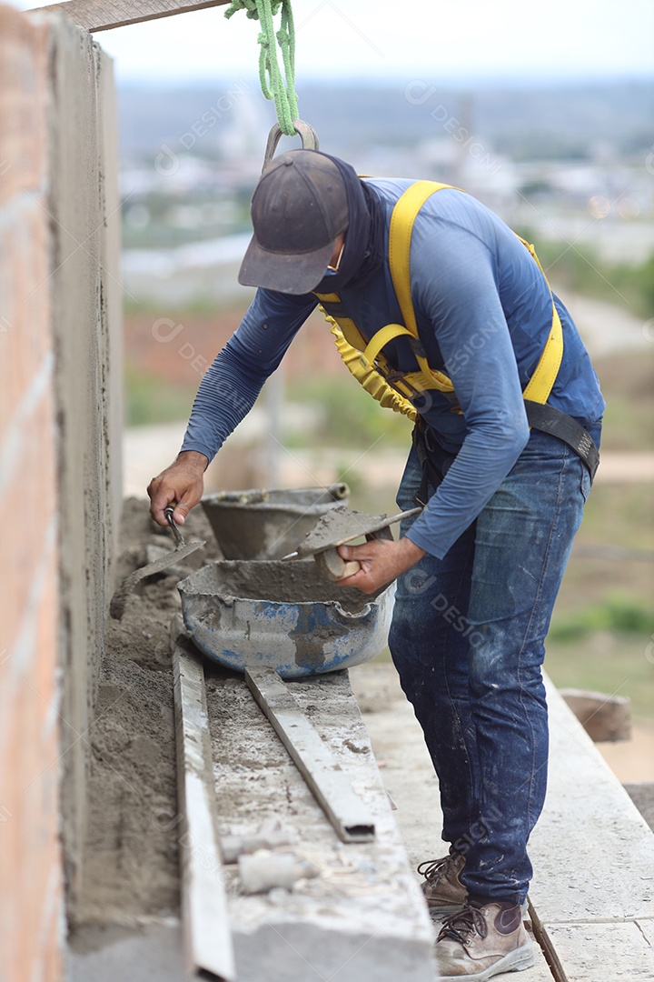 Homem trabalhador construindo paredes de construção