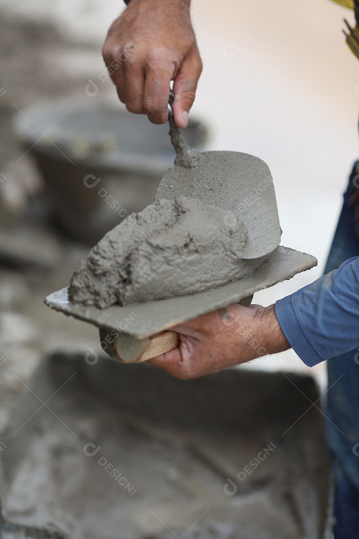 Homem trabalhador construindo paredes de construção