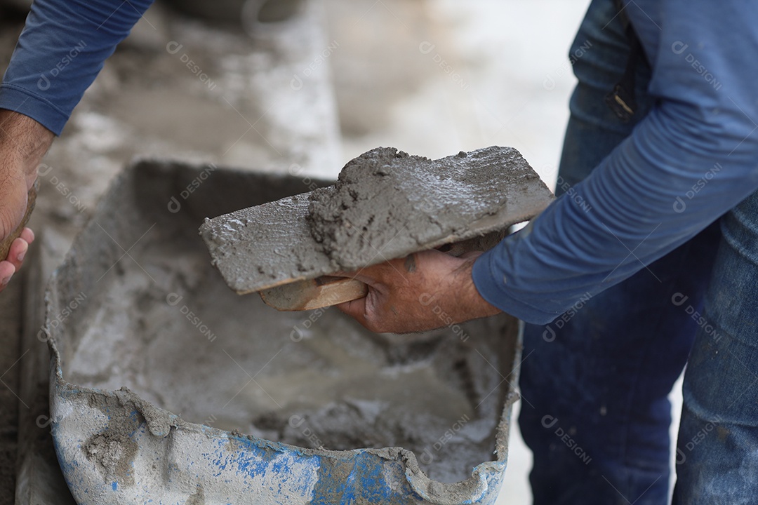 Homem trabalhador construindo paredes de construção