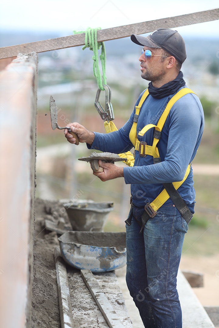 Homem trabalhador construindo paredes de construção