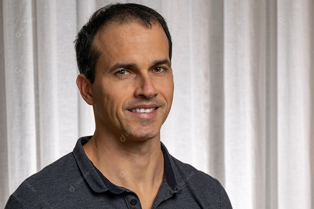 Homem maduro em sessão de fotos com um softbox na luz de fundo.