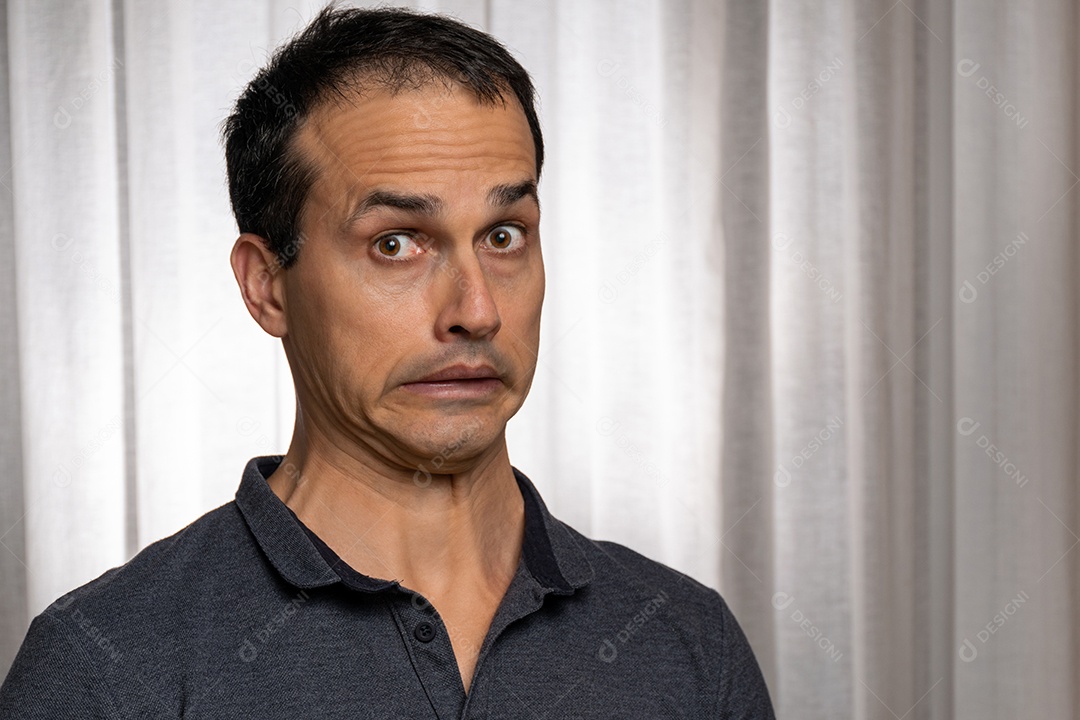 Homem de camisa formal de mangas compridas e suspensórios