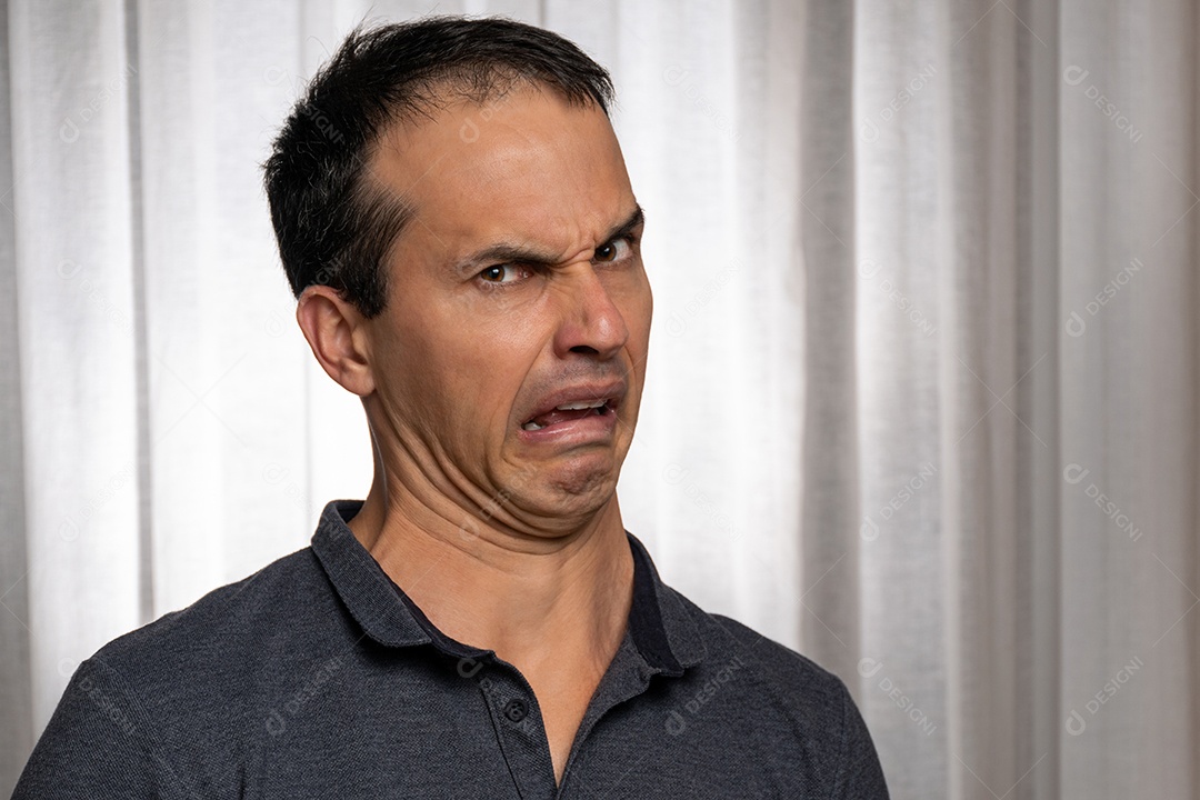 Homem de camisa formal de mangas compridas e suspensórios