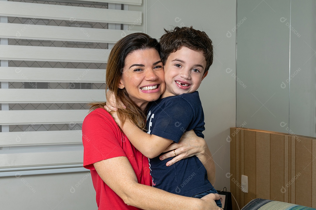 Mulher madura sentada no sofá, interagindo com seu filho, livros e vários papéis adesivos.