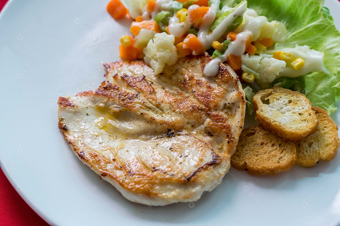 Prato de comida salada bife frito grelhado alface